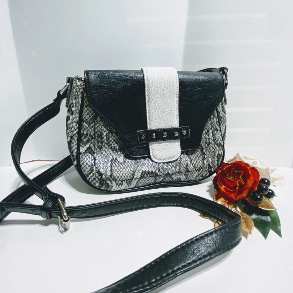 Crossbody purse Snake Skin Black , Gray and White. NWOT